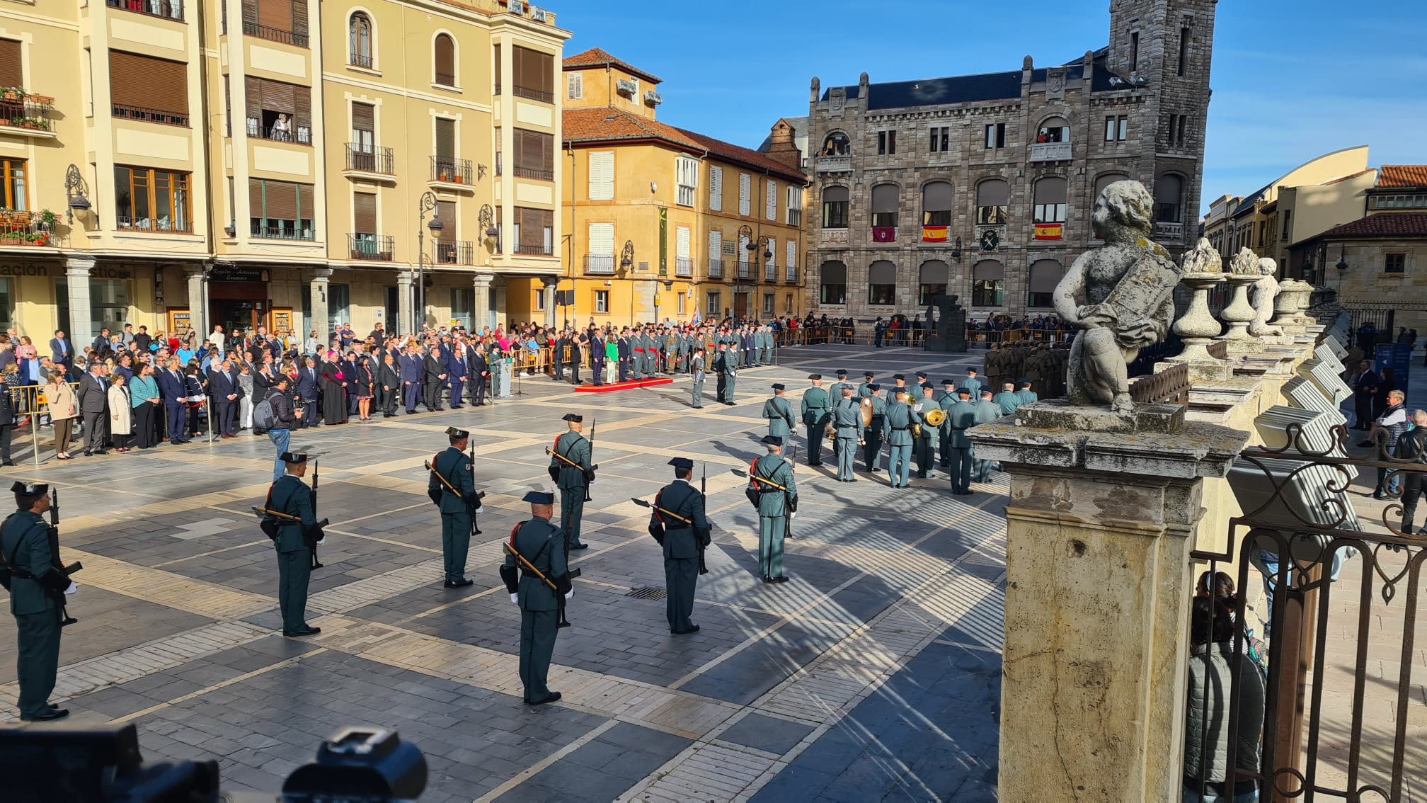 El solemne acto del izado de la bandera nacional en la plaza de Regla abre los actos conmemorativos de la patrona de la Guardia Civil, con León como foco central de los actos. Cientos de personas suman su presencia a la apertura de un intenso calendario de actividades. 