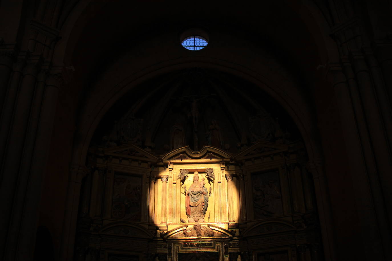 La luz del sol iluminando las escenas del retablo del Monasterio de Sandoval.