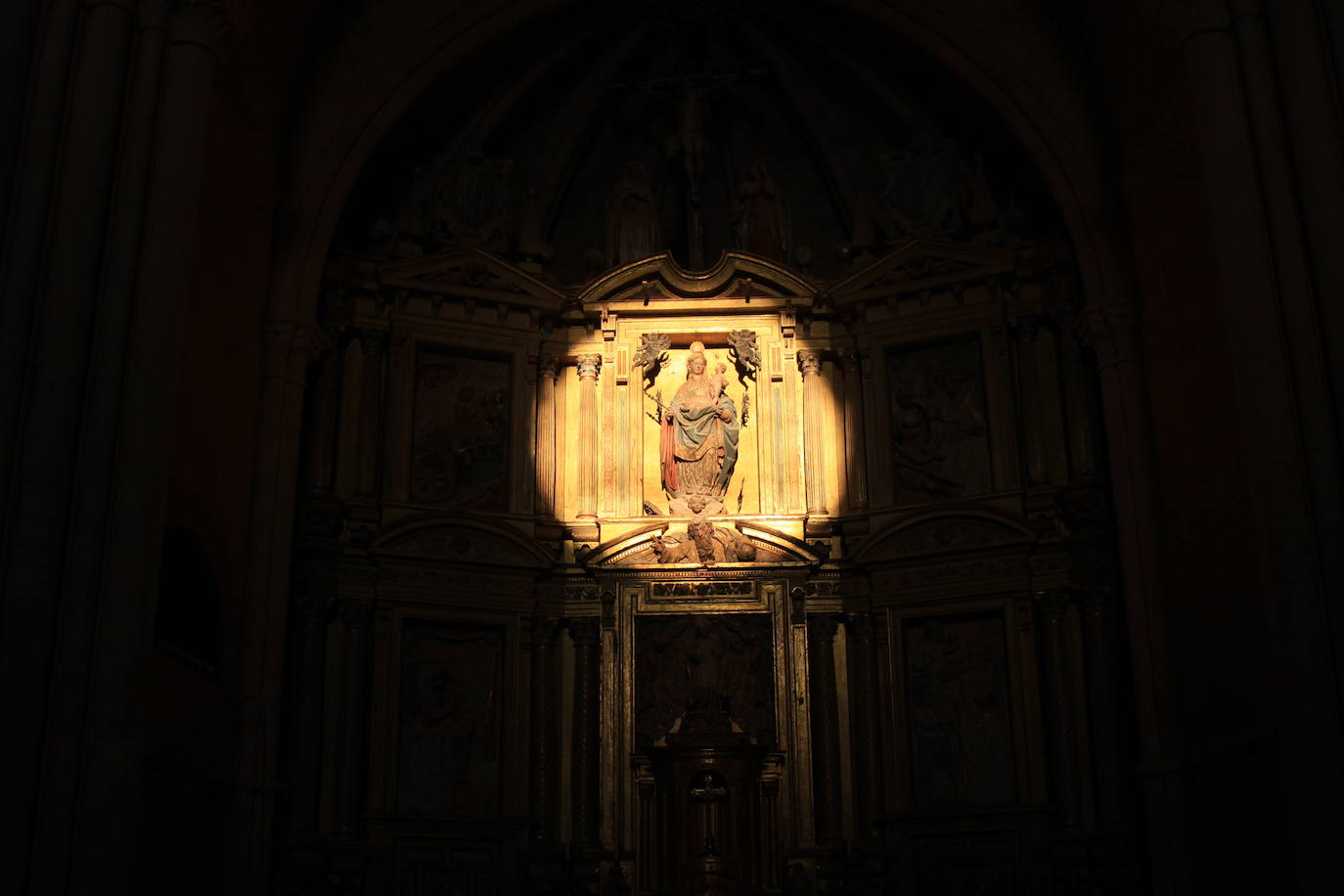 La luz del sol iluminando las escenas del retablo del Monasterio de Sandoval.