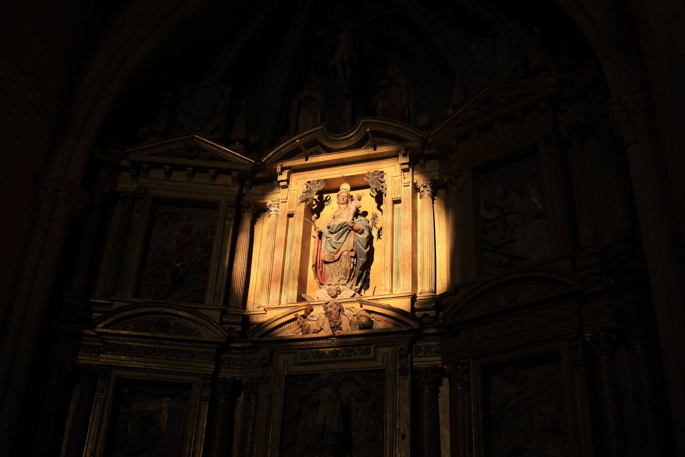 La luz del sol iluminando las escenas del retablo del Monasterio de Sandoval.