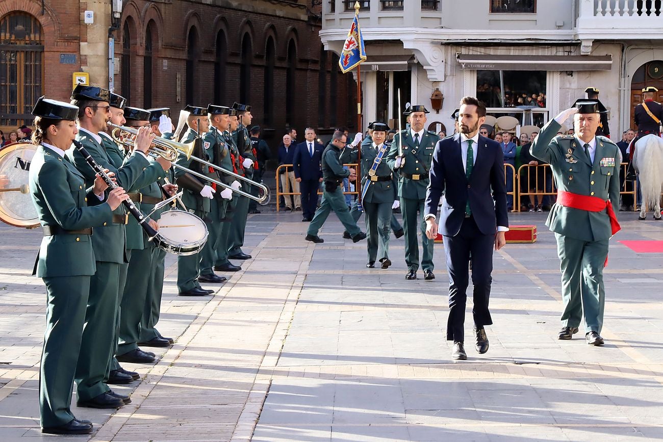 El solemne acto del izado de la bandera nacional en la plaza de Regla abre los actos conmemorativos de la patrona de la Guardia Civil, con León como foco central de los actos. Cientos de personas suman su presencia a la apertura de un intenso calendario de actividades. 