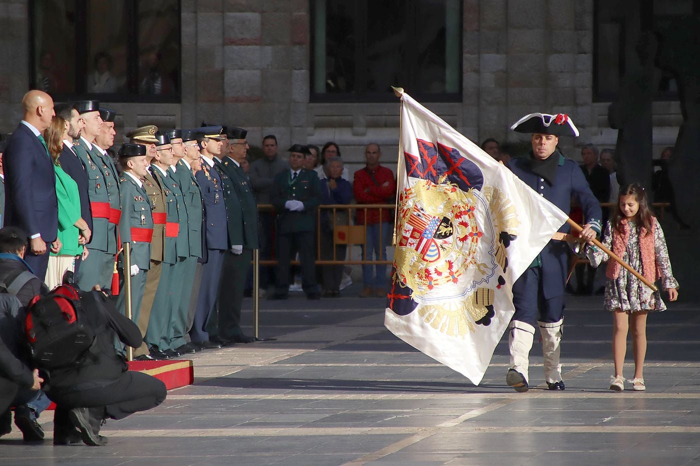 El solemne acto del izado de la bandera nacional en la plaza de Regla abre los actos conmemorativos de la patrona de la Guardia Civil, con León como foco central de los actos. Cientos de personas suman su presencia a la apertura de un intenso calendario de actividades. 