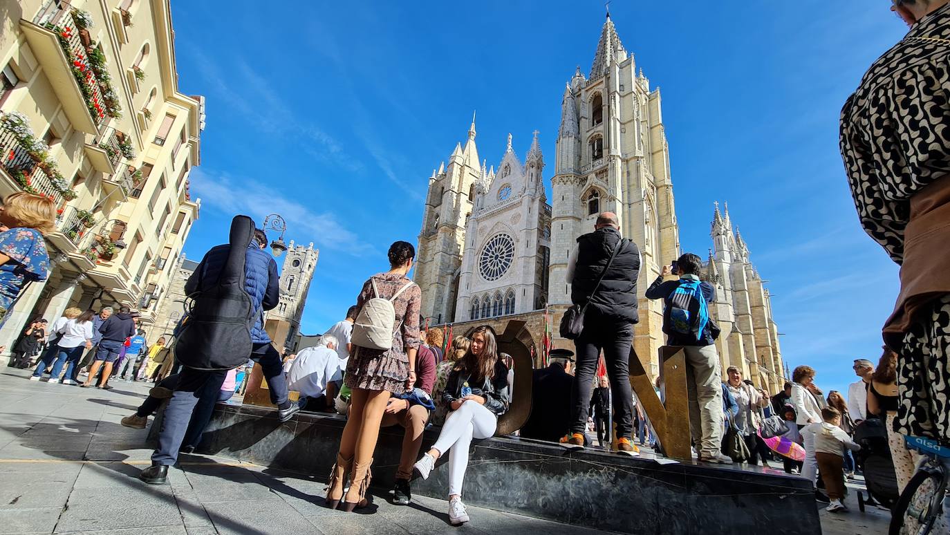 El resumen visual de la jornada de San Froilán en 60 imágenes a pide de calle. León se deja ver abarrotado en la antesala de una nueva cita tradicional, en esta ocasión en el alfoz de la capital. 