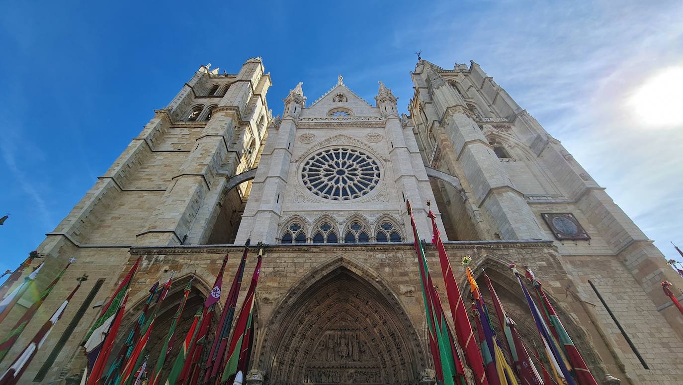 El resumen visual de la jornada de San Froilán en 60 imágenes a pide de calle. León se deja ver abarrotado en la antesala de una nueva cita tradicional, en esta ocasión en el alfoz de la capital. 