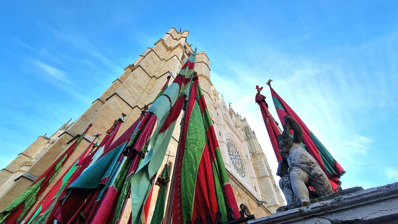 El resumen visual de la jornada de San Froilán en 60 imágenes a pide de calle. León se deja ver abarrotado en la antesala de una nueva cita tradicional, en esta ocasión en el alfoz de la capital. 