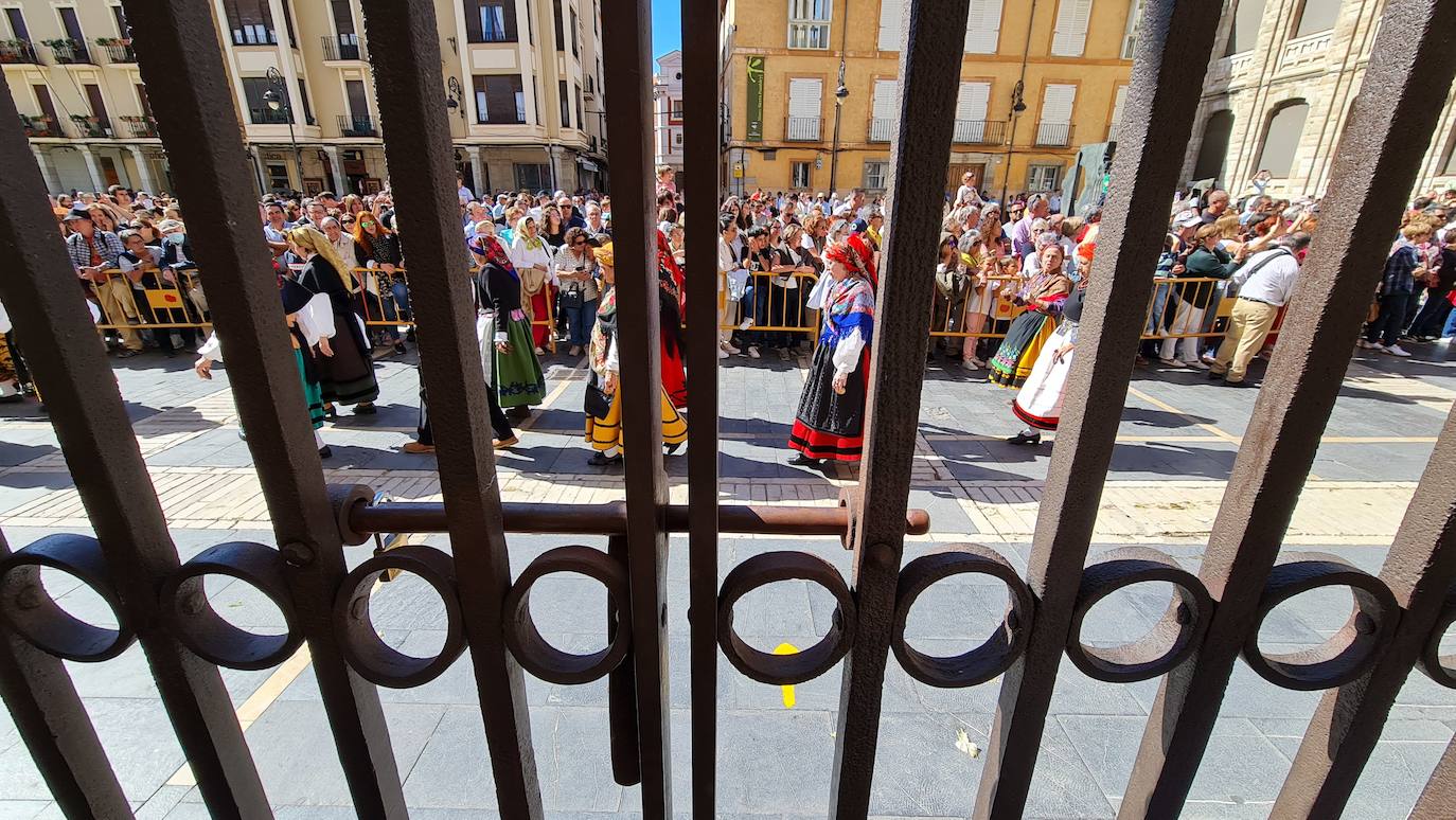 El resumen visual de la jornada de San Froilán en 60 imágenes a pide de calle. León se deja ver abarrotado en la antesala de una nueva cita tradicional, en esta ocasión en el alfoz de la capital. 