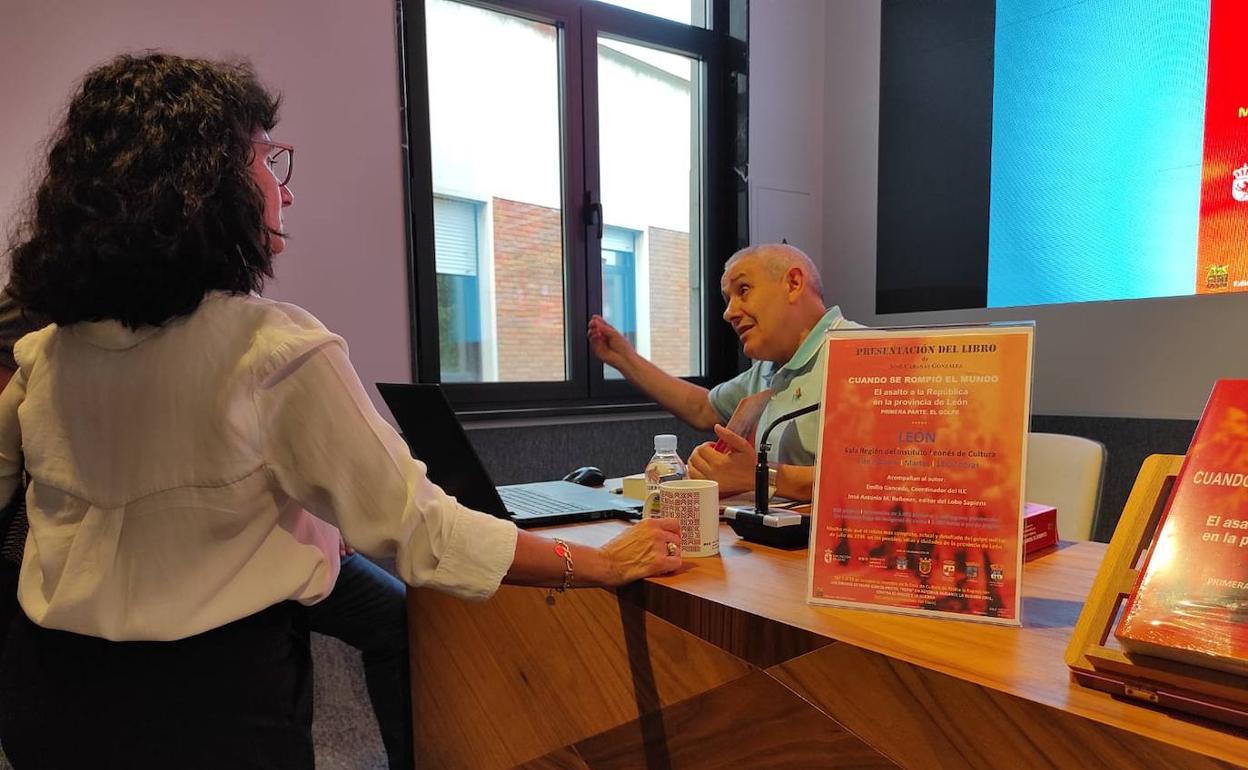 José Cabañas firma su libro a un asistente a la presentación. 