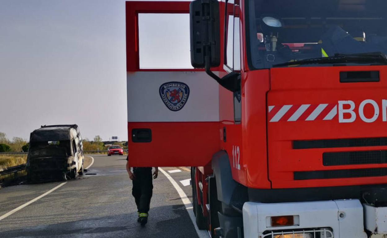 Una dotación con camión autobomba urbana pesada partió hacia el lugar del suceso sobre las 16:05 horas