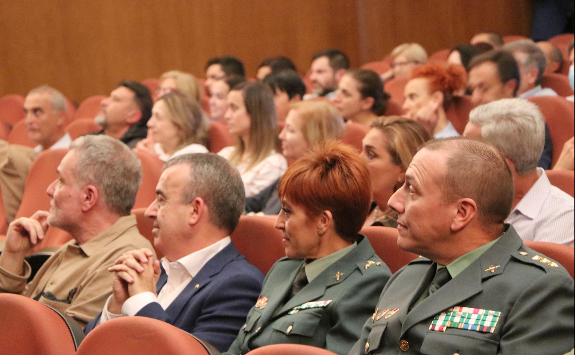 El escritor Lorenzo Silva y el Director de la película Andrés Koppel, además de personal de la Unidad Central Operativa (UCO) de la Guardia Civil durante la proyección de 'La Niebla y la Doncella' en el teatro San Francisco. 