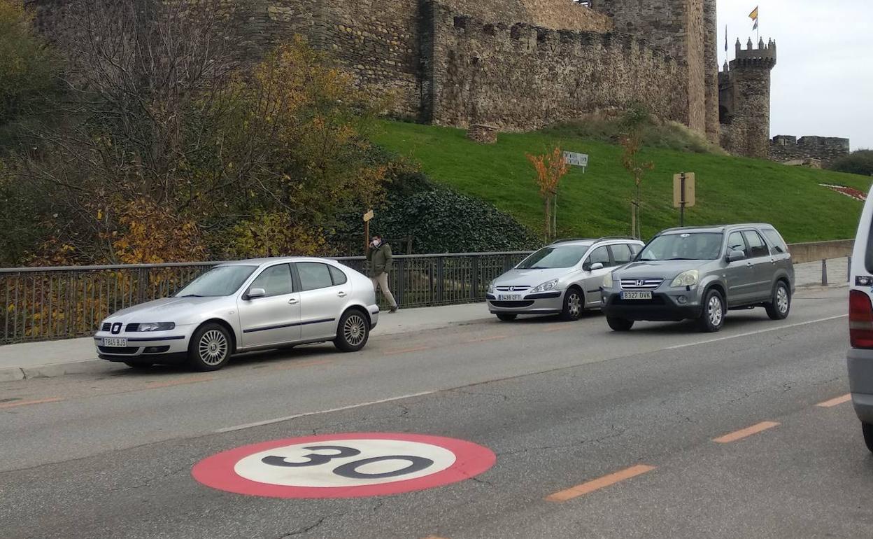 Zona 30 en la avenida del Castillo de Ponferrada. 