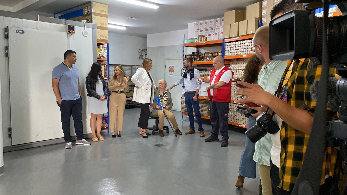 La reina emérita Doña Sofía visita el Banco de Alimentos del Sil en Ponferrada.