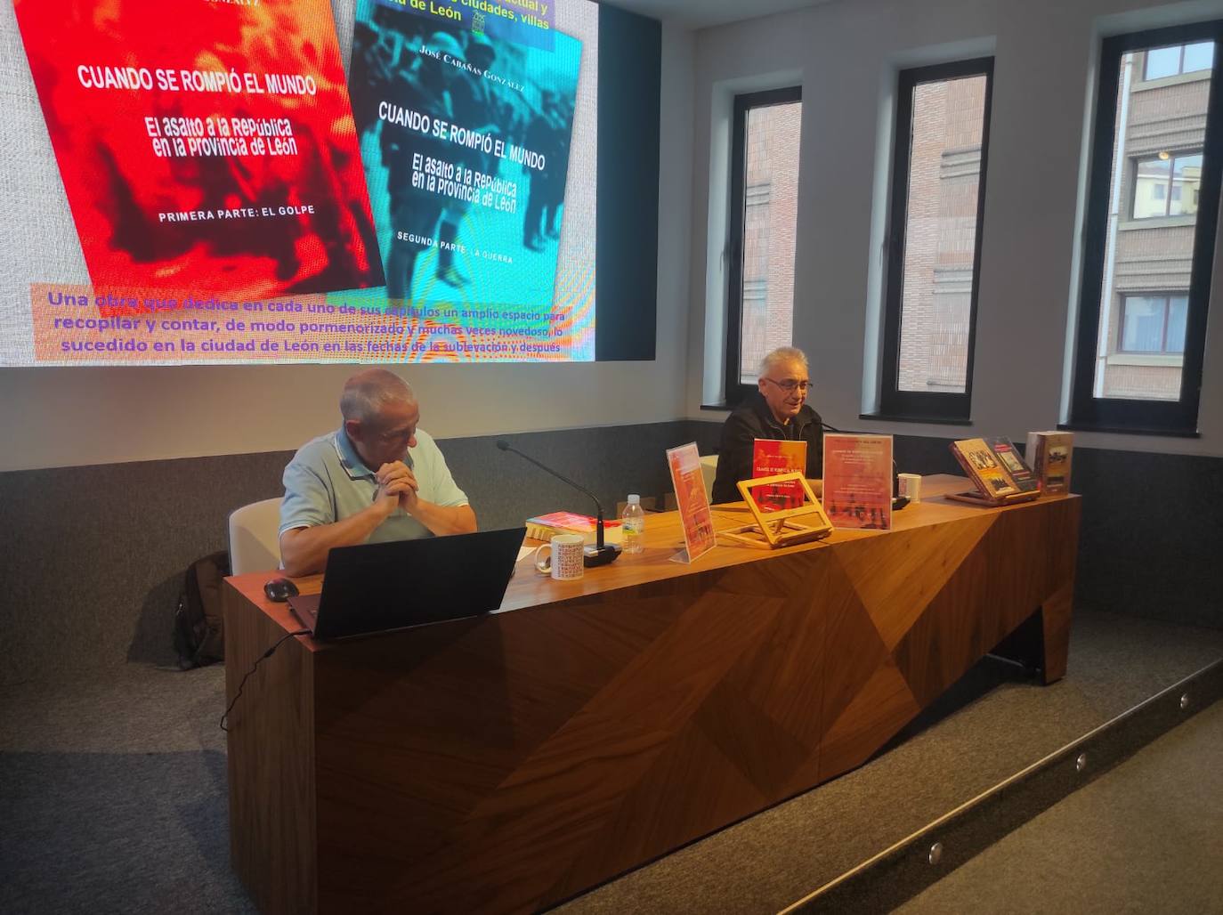 Una treintena de personas acudieron durante la tarde de este martes a la presentación de la obra de José Cabaás González en el Instituto Leonés de Cultura (ILC).