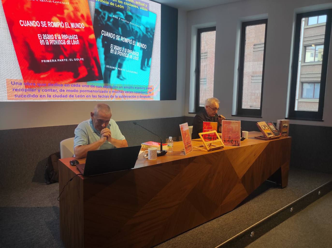 Una treintena de personas acudieron durante la tarde de este martes a la presentación de la obra de José Cabaás González en el Instituto Leonés de Cultura (ILC).