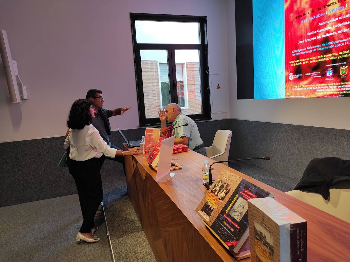 Una treintena de personas acudieron durante la tarde de este martes a la presentación de la obra de José Cabaás González en el Instituto Leonés de Cultura (ILC).