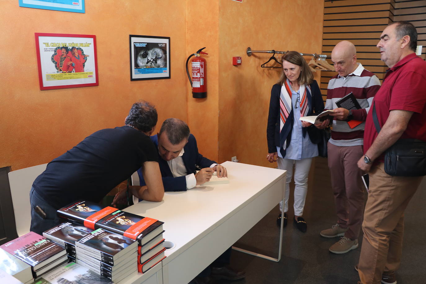 El escritor Lorenzo Silva y el Director de la película Andrés Koppel, además de personal de la Unidad Central Operativa (UCO) de la Guardia Civil durante la proyección de 'La Niebla y la Doncella' en el teatro San Francisco 