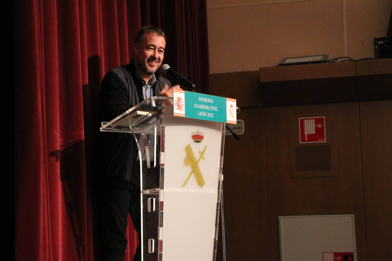 El escritor Lorenzo Silva y el Director de la película Andrés Koppel, además de personal de la Unidad Central Operativa (UCO) de la Guardia Civil durante la proyección de 'La Niebla y la Doncella' en el teatro San Francisco 