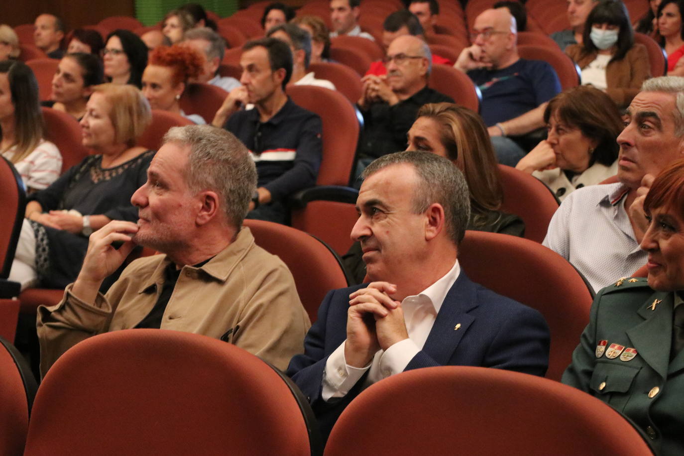 El escritor Lorenzo Silva y el Director de la película Andrés Koppel, además de personal de la Unidad Central Operativa (UCO) de la Guardia Civil durante la proyección de 'La Niebla y la Doncella' en el teatro San Francisco 