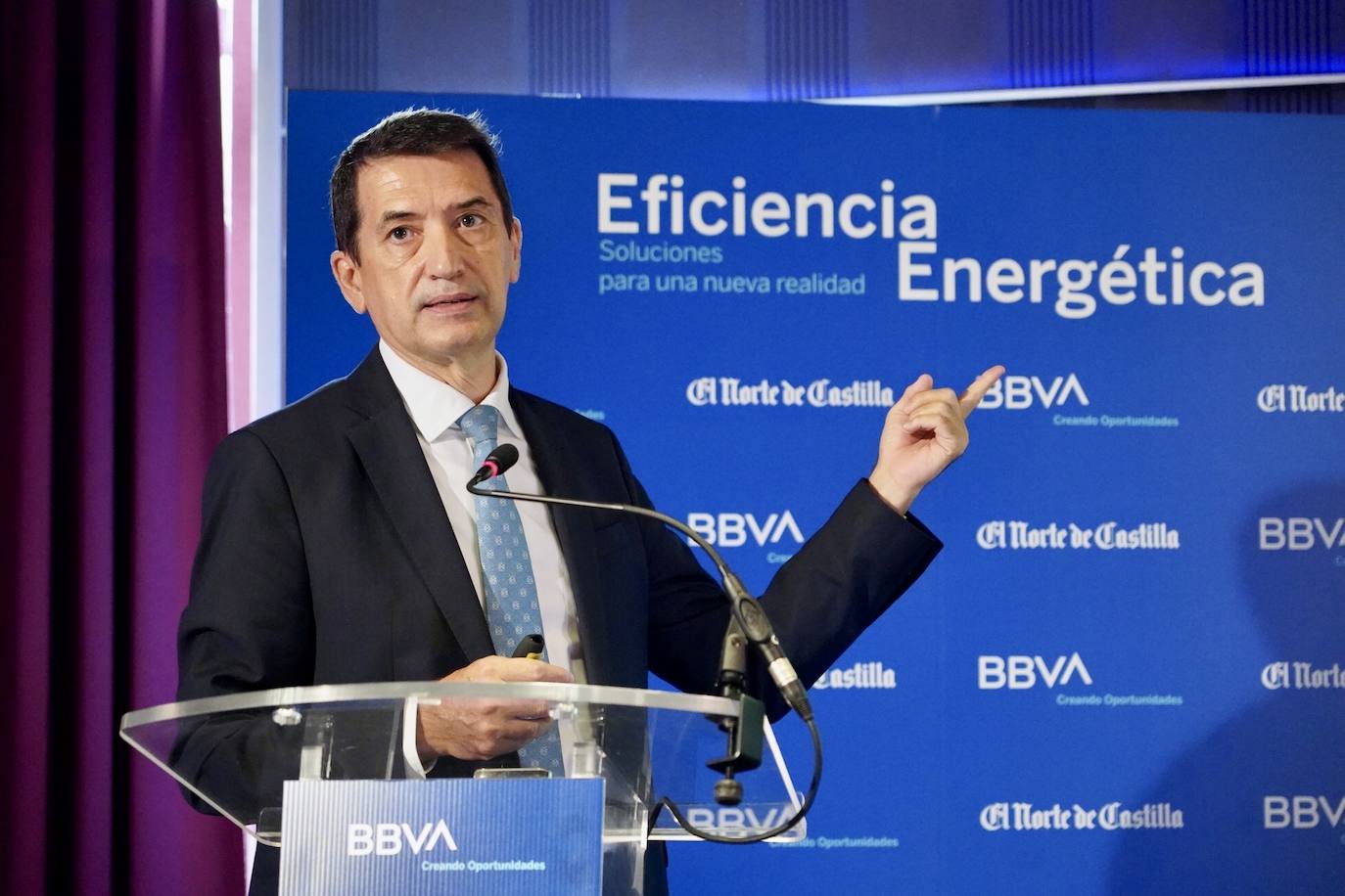 El Norte de Castilla y BBVA organizan el desayuno Informativo 'Eficiencia energética empresarial: soluciones para una nueva realidad'. El consejero de Economía y Hacienda, Carlos Fernández Carriedo, inaugura la jornada, y el responsable de Análisis Económico de BBVA Research, Rafael Domenech, pronuncia la ponencia 'Crecimiento y sostenibilidad: del reto a la oportunidad''.