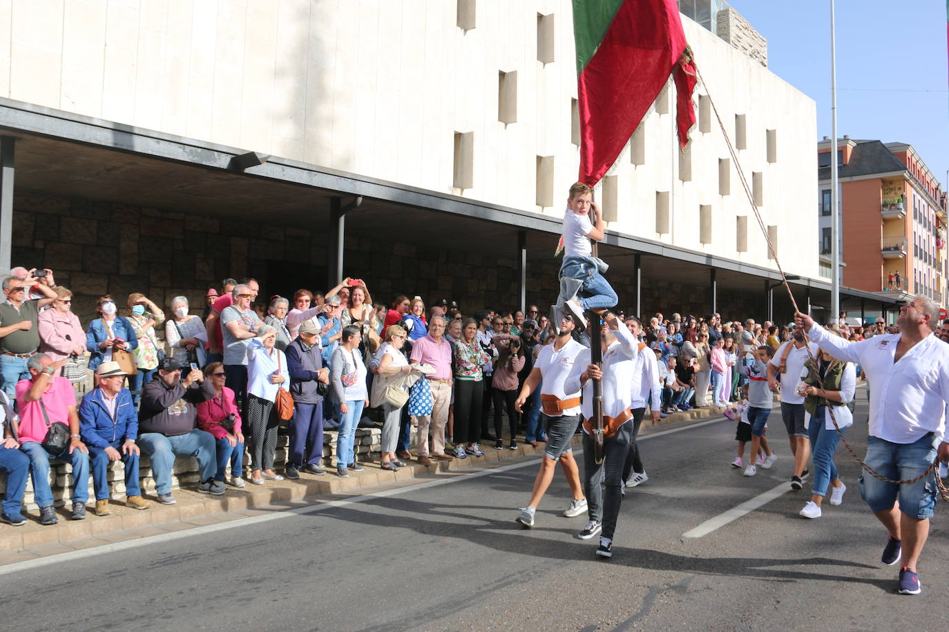 Desfile de pendones y carros engalanados en la romería de San Froilán. 