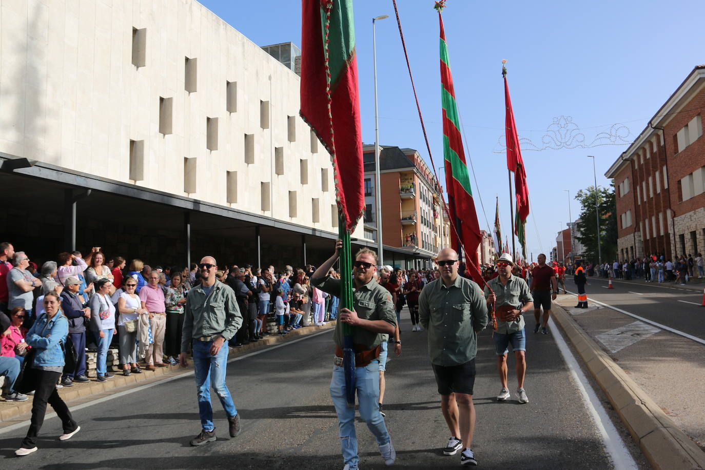 Desfile de pendones y carros engalanados en la romería de San Froilán. 