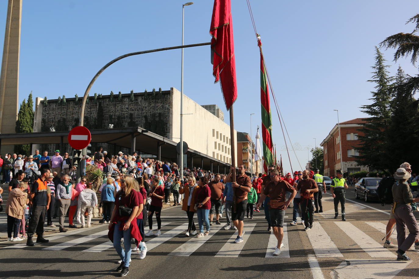 Desfile de pendones y carros engalanados en la romería de San Froilán. 