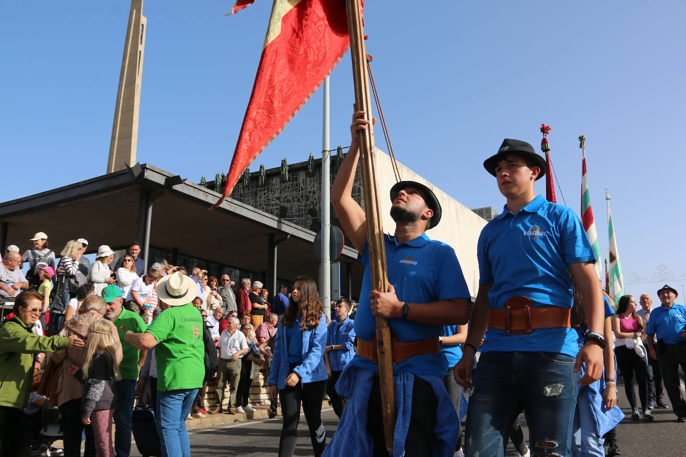 Desfile de pendones y carros engalanados en la romería de San Froilán. 