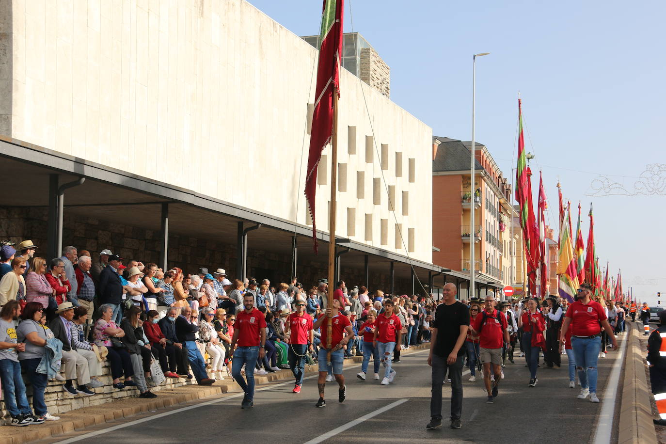 Desfile de pendones y carros engalanados en la romería de San Froilán. 