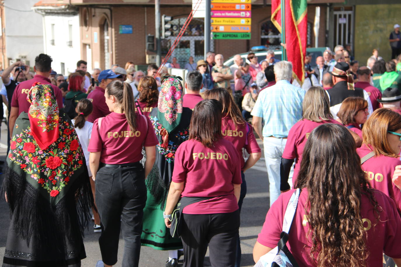 Desfile de pendones y carros engalanados en la romería de San Froilán. 