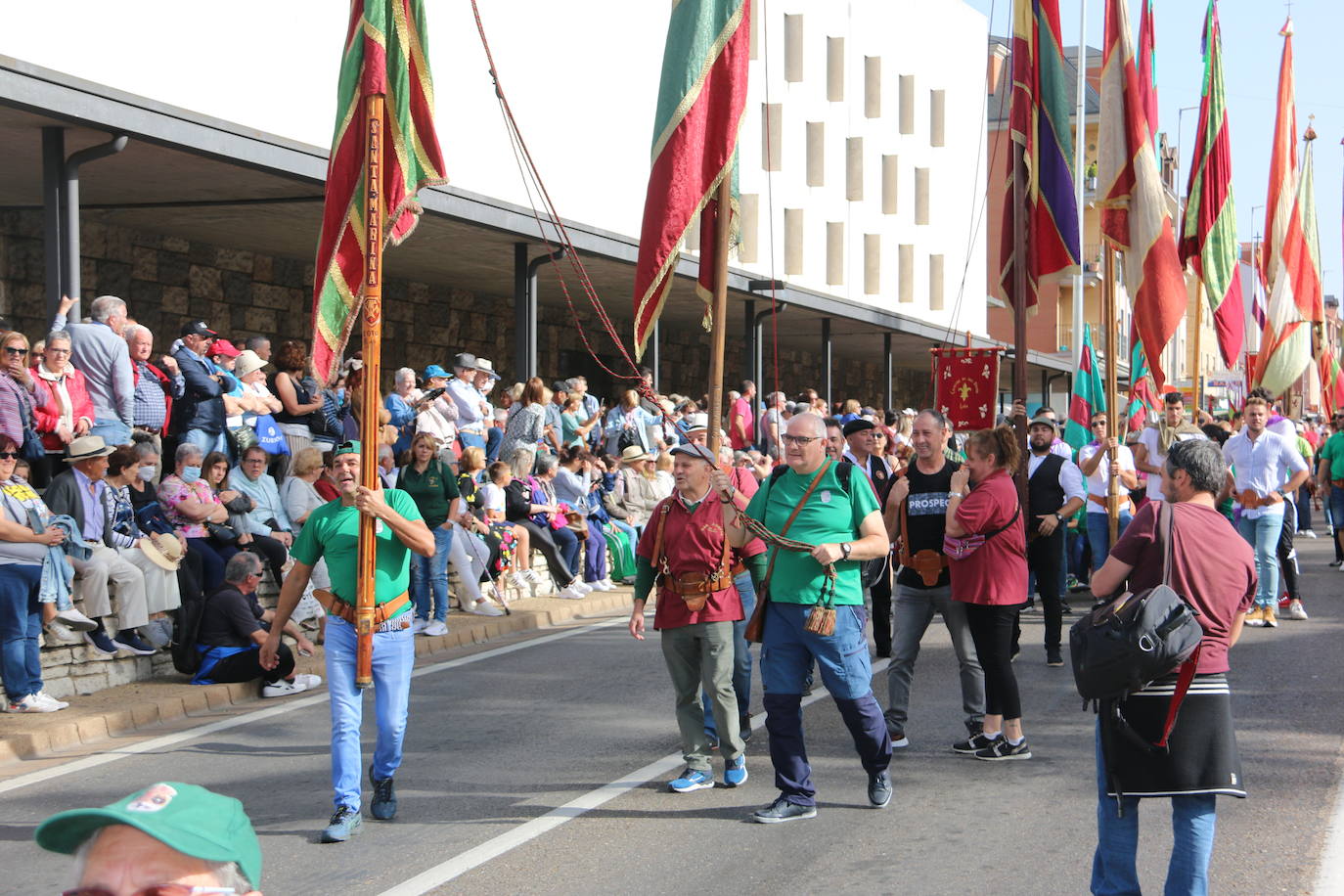 Desfile de pendones y carros engalanados en la romería de San Froilán. 