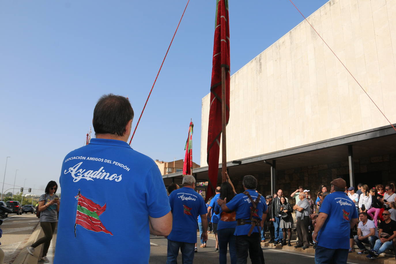 Desfile de pendones y carros engalanados en la romería de San Froilán. 