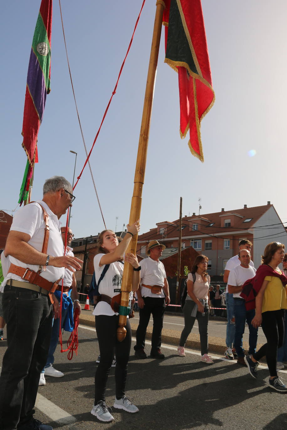 Desfile de pendones y carros engalanados en la romería de San Froilán. 