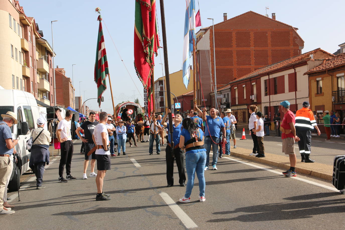 Desfile de pendones y carros engalanados en la romería de San Froilán. 