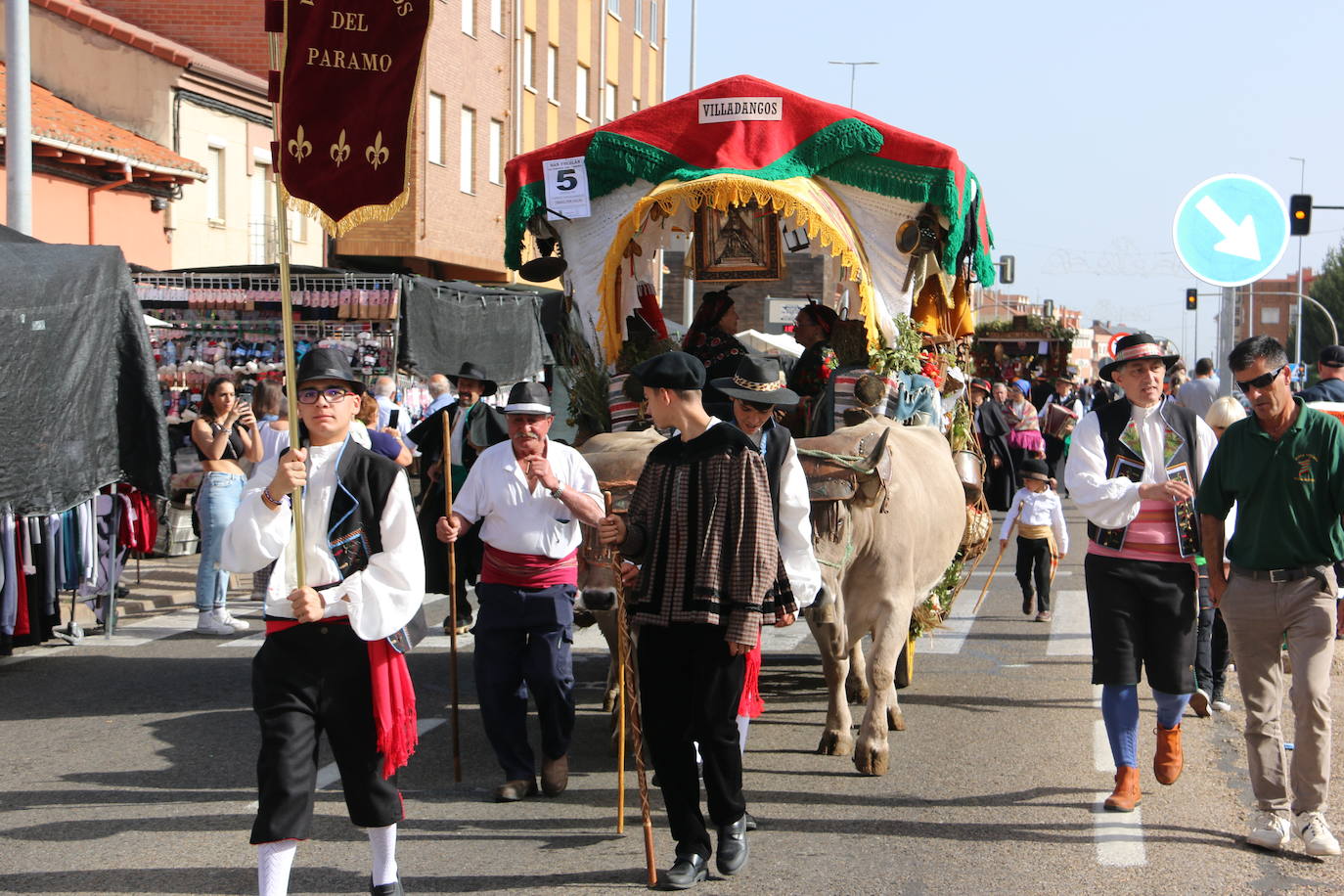 Desfile de pendones y carros engalanados en la romería de San Froilán. 