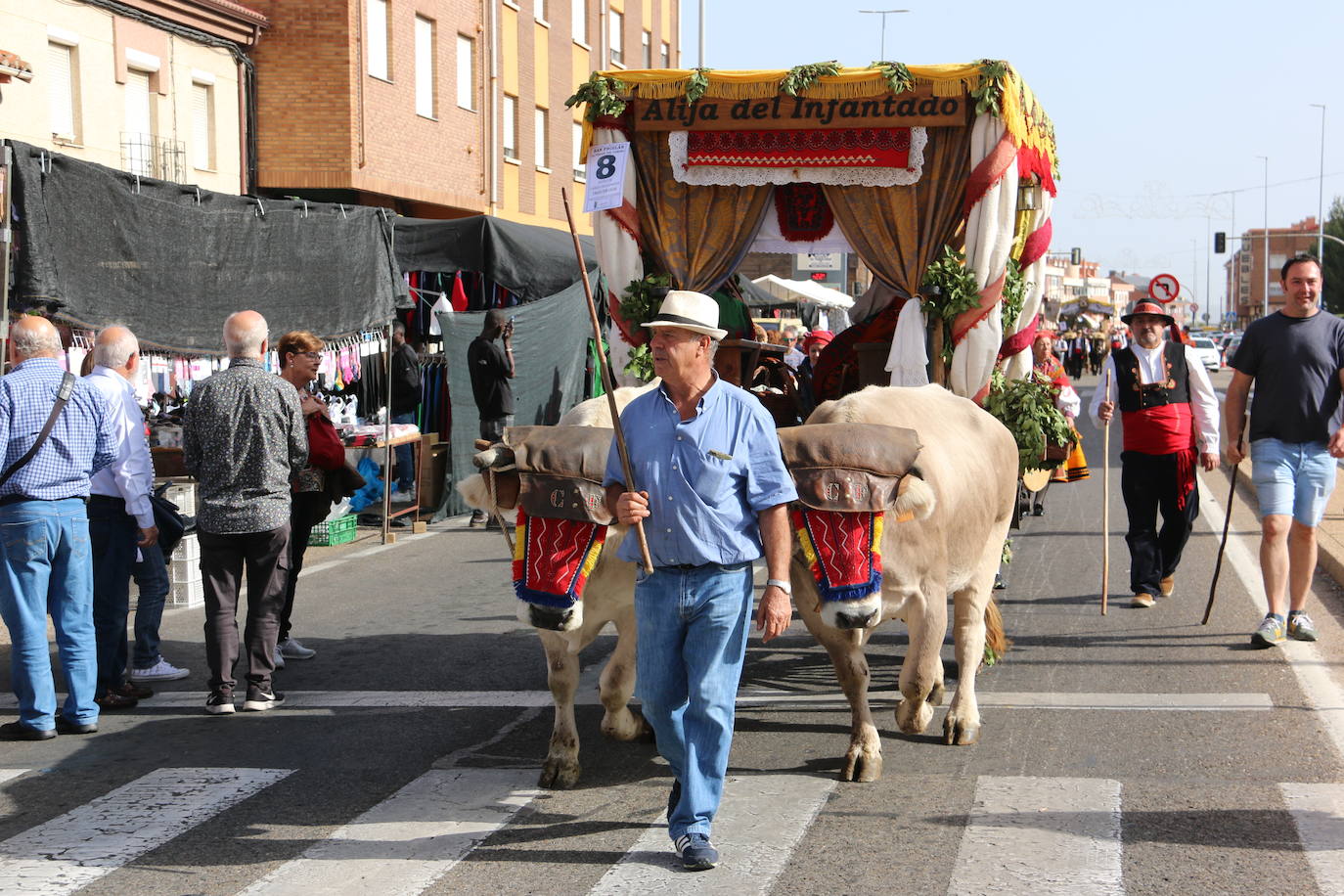 Desfile de pendones y carros engalanados en la romería de San Froilán. 