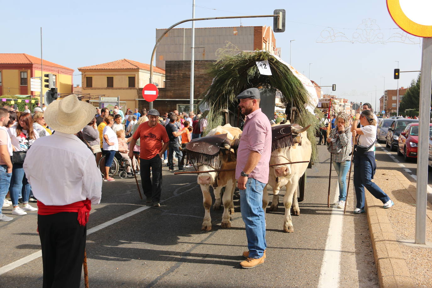 Desfile de pendones y carros engalanados en la romería de San Froilán. 