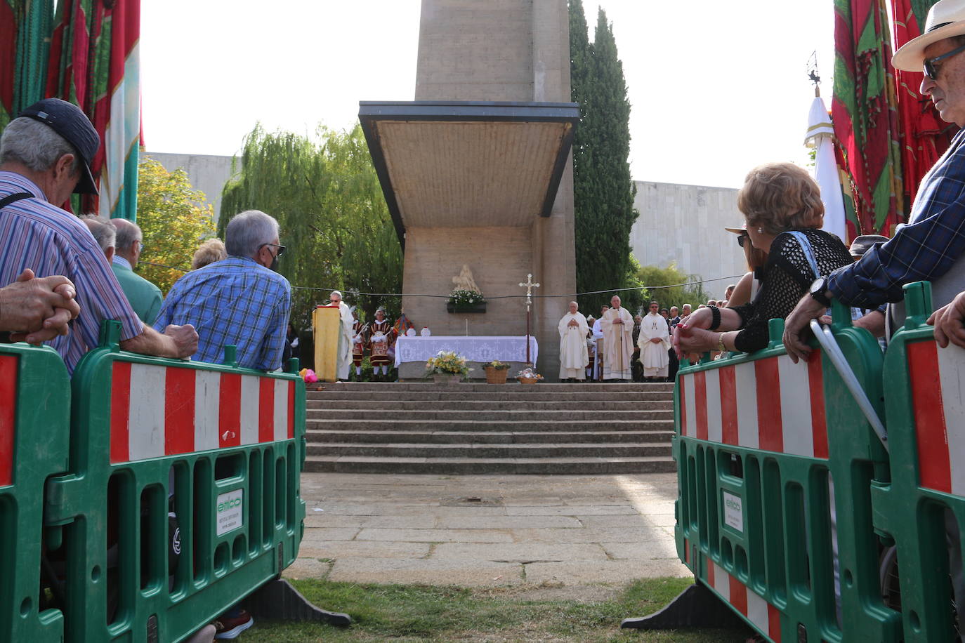 La celebración volvía a 'salir' al parque anexo a la Basílica, tras unos años donde las restricciones obligaron a llevarla a cabo en el interior del templo.