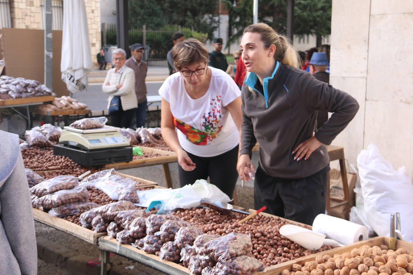 Diversos puestos de avellanas en el mercado de La Virgen del Camino. 