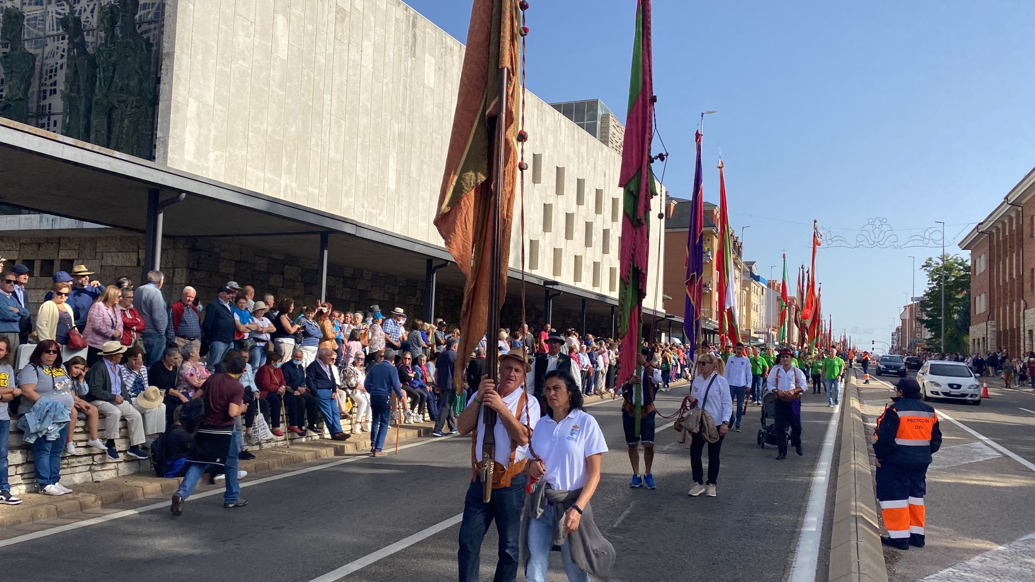 Pendones, carros engalanados y más de 50.000 romeros protagonizan el gran día de las festividades de San Froilán