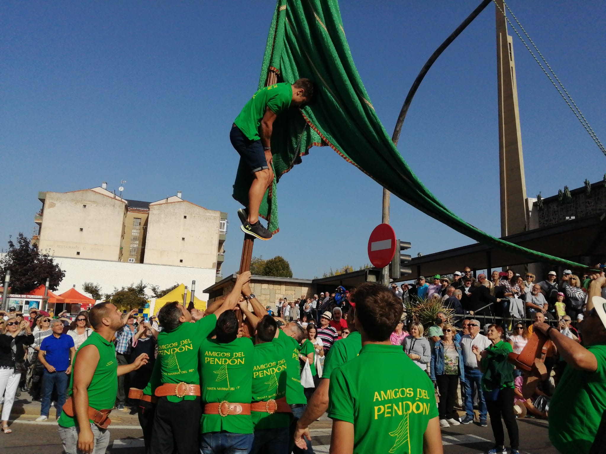 Pendones, carros engalanados y más de 50.000 romeros protagonizan el gran día de las festividades de San Froilán