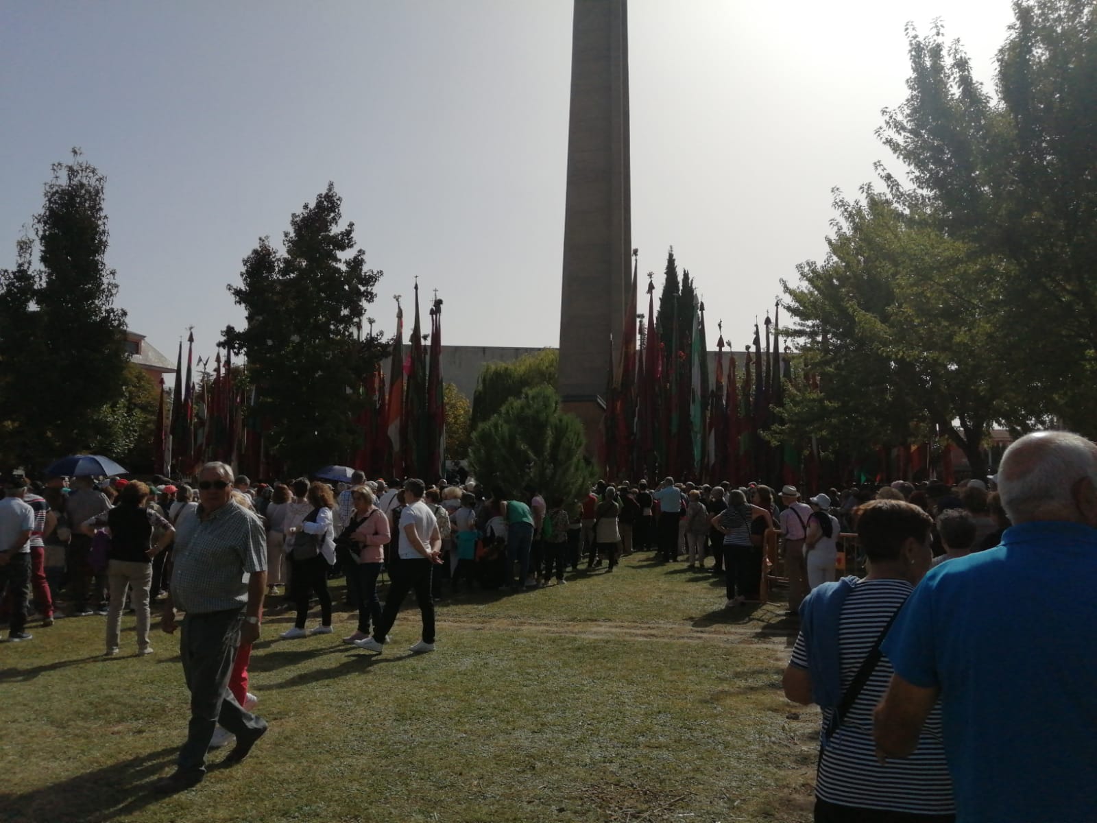 Pendones, carros engalanados y más de 50.000 romeros protagonizan el gran día de las festividades de San Froilán