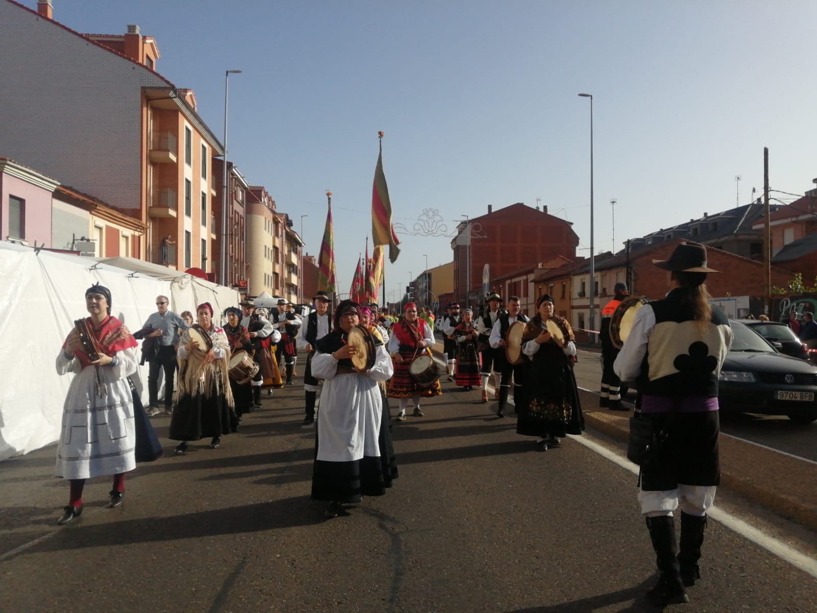 Pendones, carros engalanados y más de 50.000 romeros protagonizan el gran día de las festividades de San Froilán