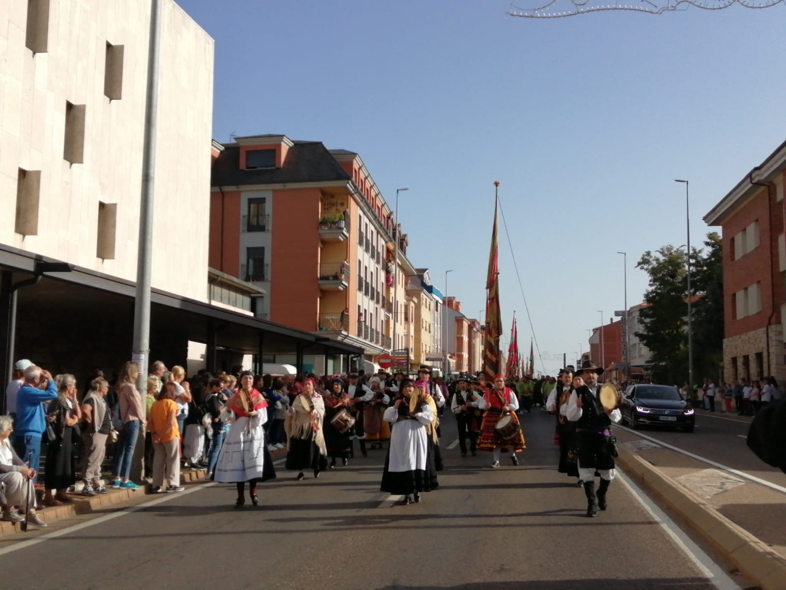 Pendones, carros engalanados y más de 50.000 romeros protagonizan el gran día de las festividades de San Froilán