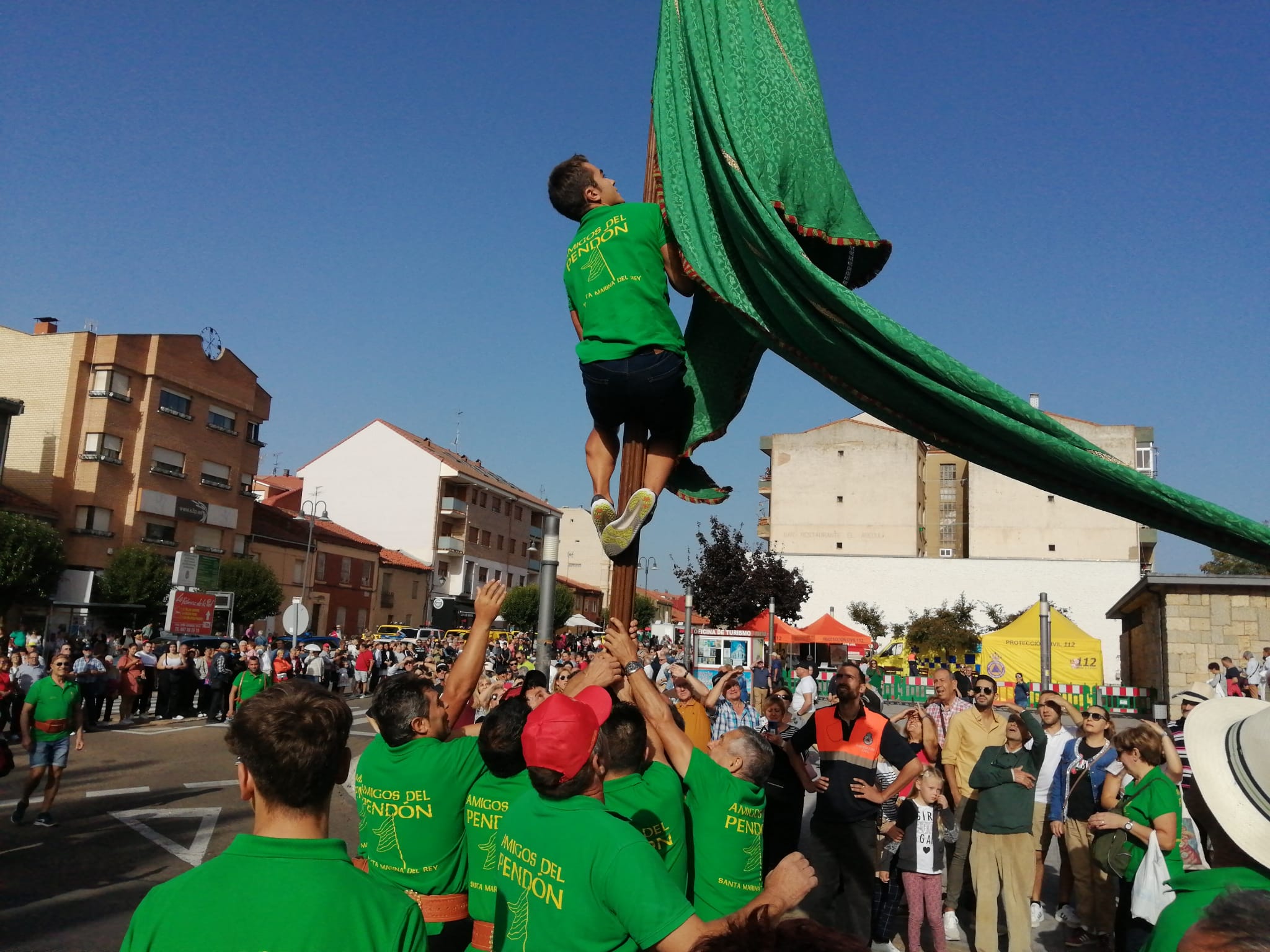 Pendones, carros engalanados y más de 50.000 romeros protagonizan el gran día de las festividades de San Froilán