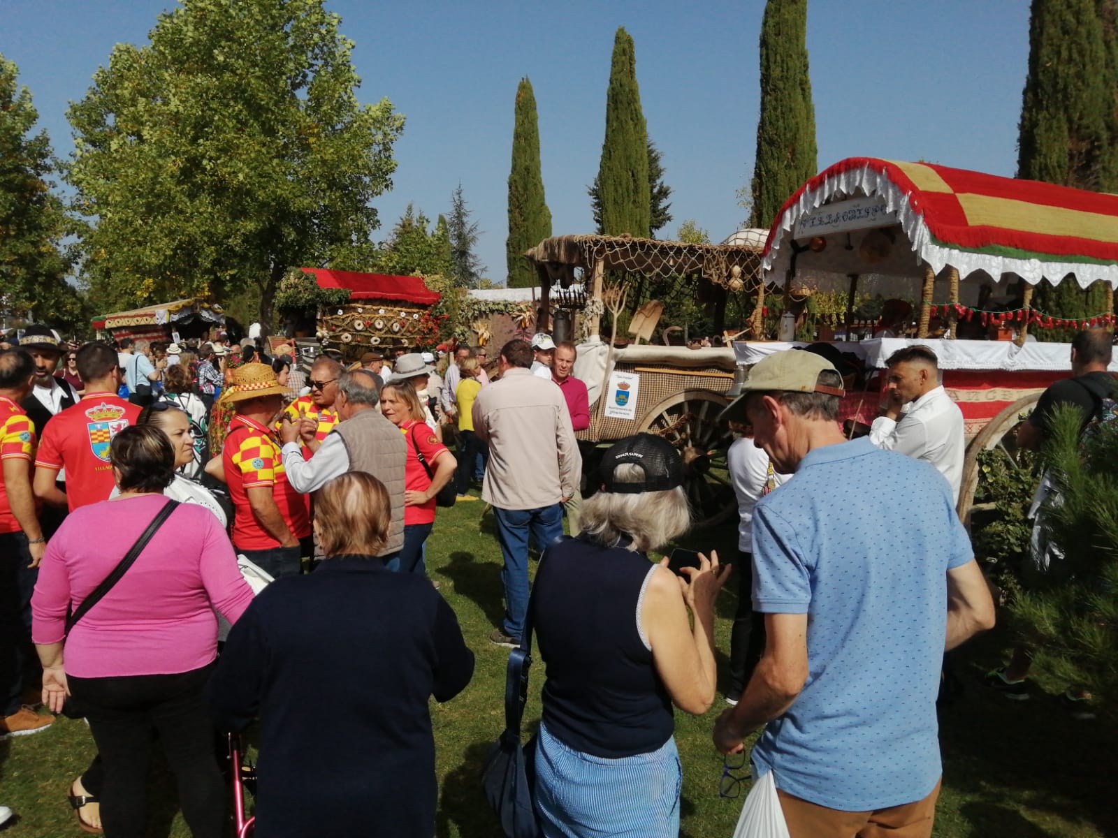 Pendones, carros engalanados y más de 50.000 romeros protagonizan el gran día de las festividades de San Froilán