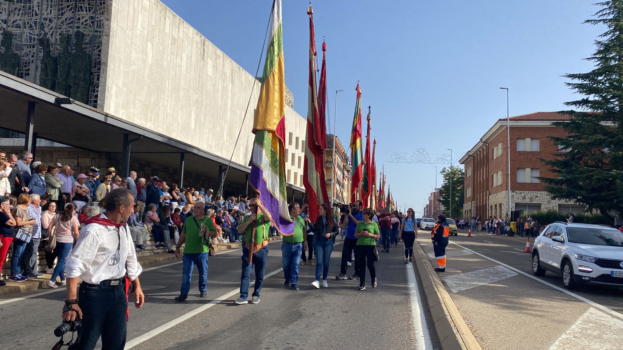 Pendones, carros engalanados y más de 50.000 romeros protagonizan el gran día de las festividades de San Froilán