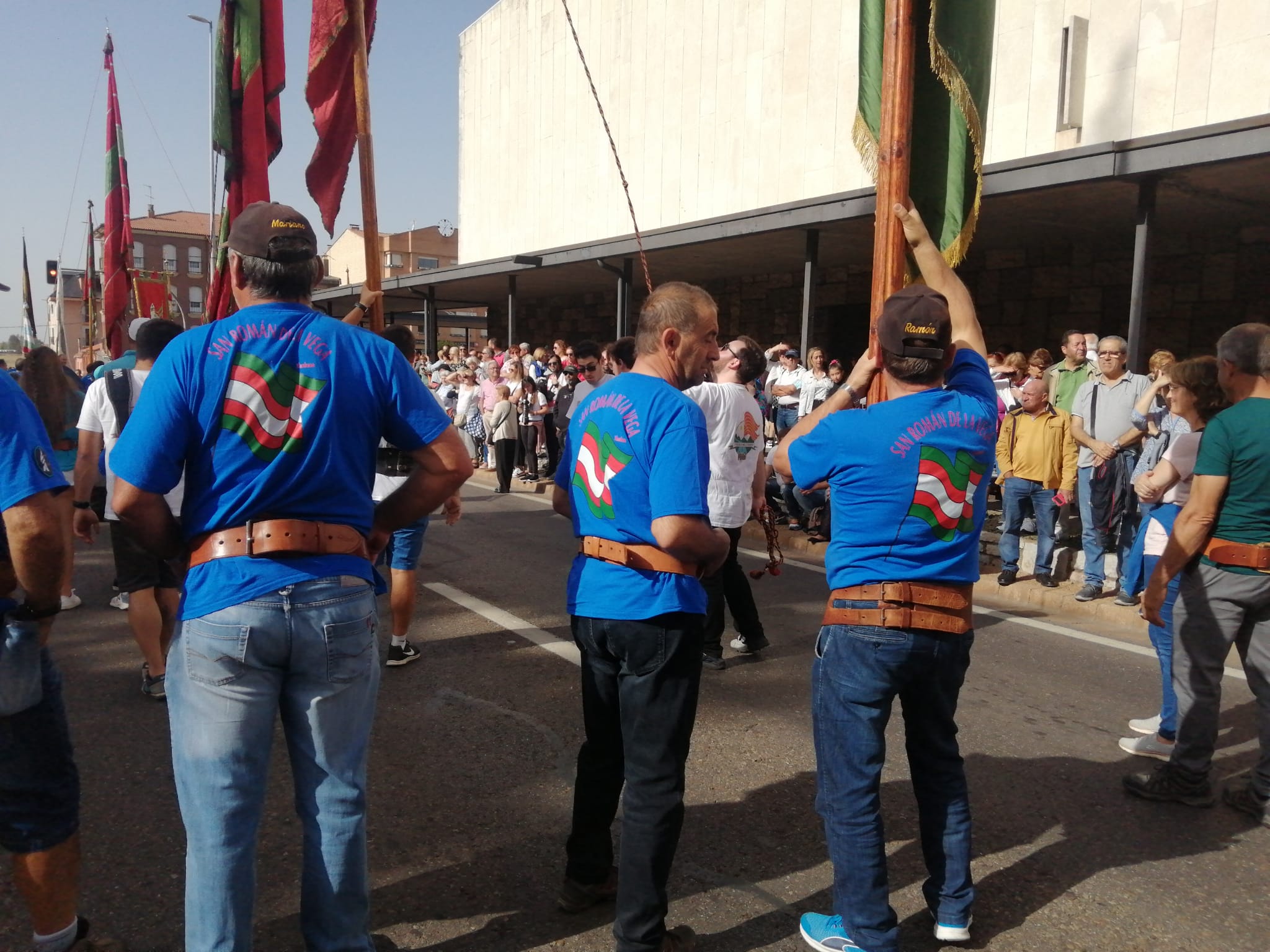 Pendones, carros engalanados y más de 50.000 romeros protagonizan el gran día de las festividades de San Froilán