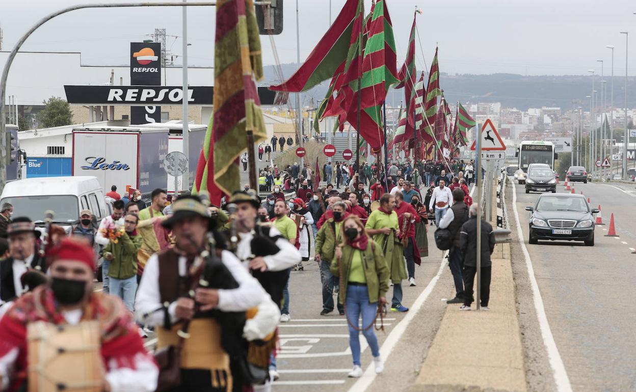 Los pendones dan 'colorido' a esta tradicional romería.