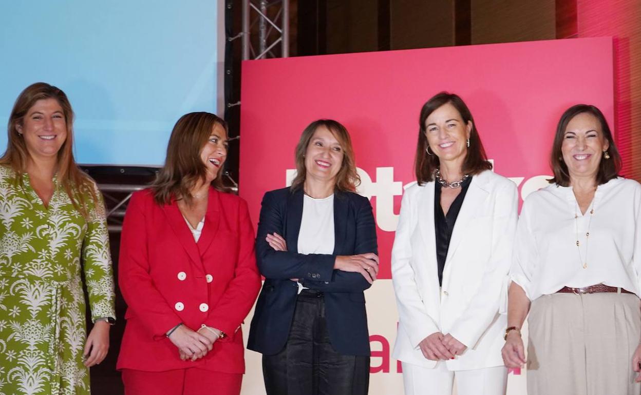 La delegada territorial Raquel Alonso; la delegada del Gobierno Virginia Barcones; la consejera de Educación de la Junta de Castilla y León, Rocío Lucas; y la presidenta de Empresa Familiar, Rocío Hervella y la secretaria general de Formación Profesional del Ministerio de Educación, Clara Sanz, en la segunda edición del 'FP Talks' de la Fundación Empresa Familiar