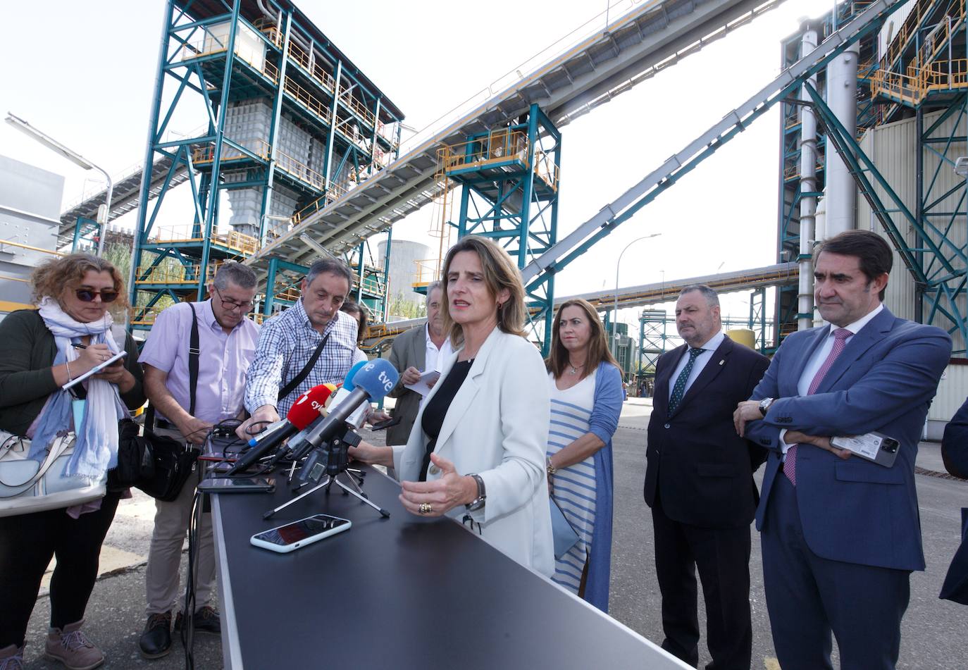 La vicepresidenta del Gobierno y ministra para la Transición Ecológica y el Reto Demográfico, Teresa Ribera, durante su visita las instalaciones de la Fundación Ciudad de la Energía, Ciuden, en Cubillos del Sil.