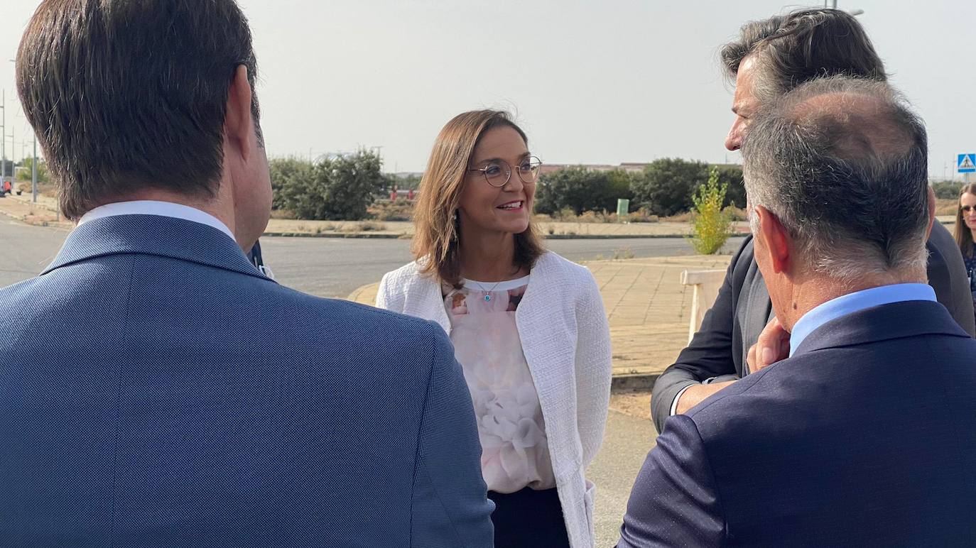 La ministra de Industria, Comercio y Turismo, Reyes Maroto, la delegada del Gobierno, Virginia Barcones, y el consejero de Medio Ambiente, Juan Carlos Suárez-Quiñones, visitan la planta siderúrgica del grupo NSR en la localidad leonesa de Villadangos del Páramo. Antes, la delegación visitará ha visitado los trabajos llevados a cabo para la nueva línea férrea que llegará a pie de fábrica hasta Villadangos. 